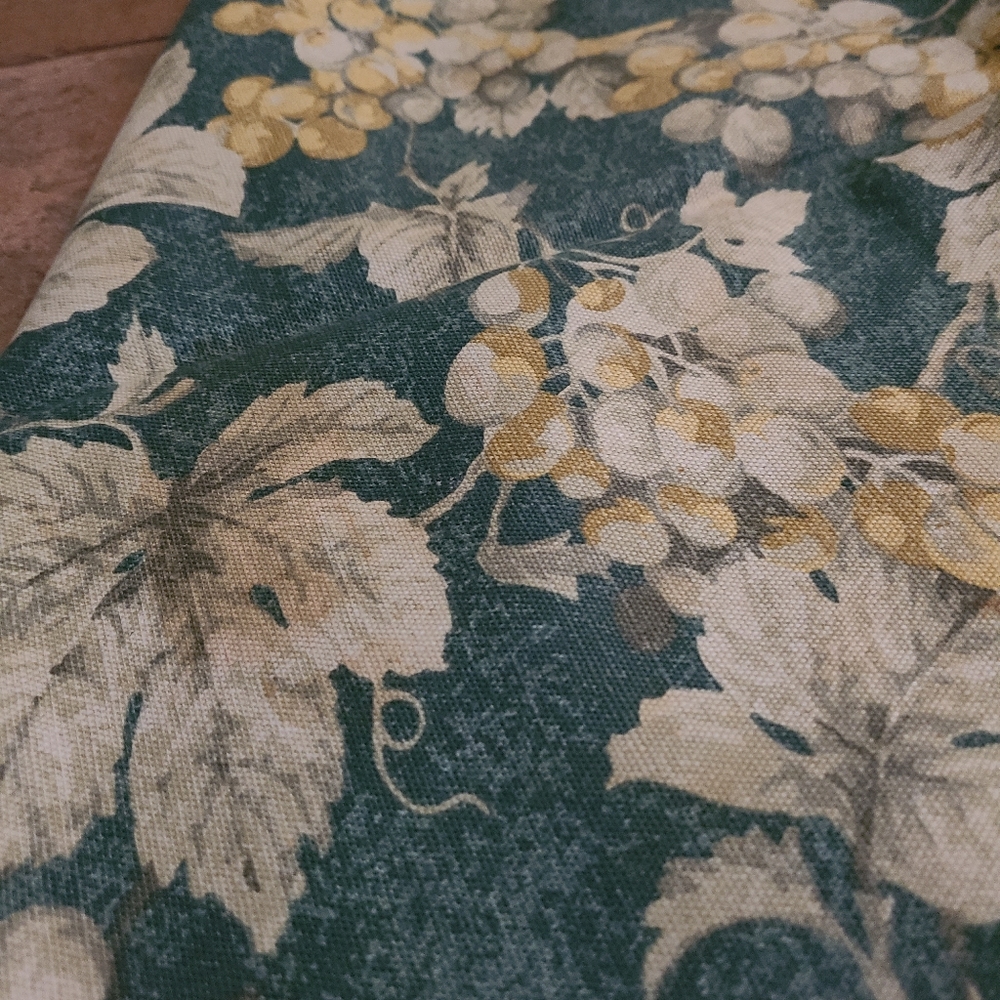 Williams Sonoma sz 46"x70" tablecloth